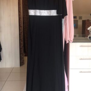 VESTIDO NEGRO UN HOMBRO BRILLO EN CINTURA TALLE G