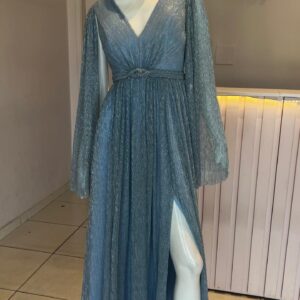 VESTIDO CELESTE BRILLOSO CAPAS MANGA TALLE M