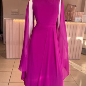 VESTIDO MAGENTA HOMBRO CAPAS TALLE XG