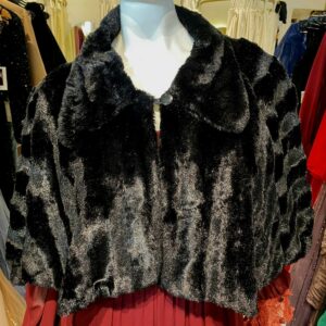 ESTOLA PELUSA NEGRA CON CUELLO