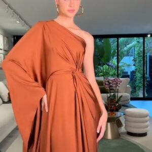 VESTIDO MARRON 1 HOMBRO CAPA