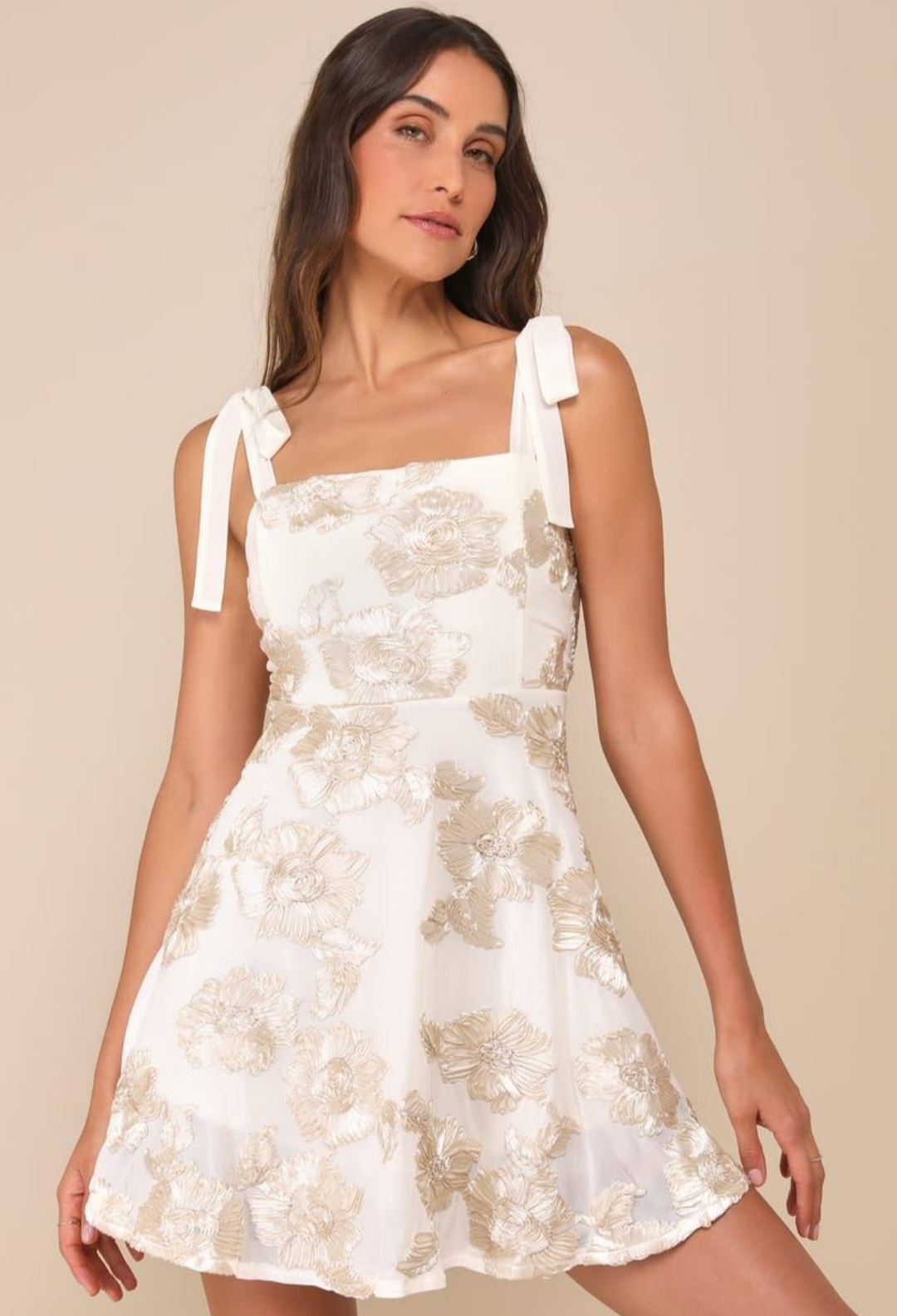 ALQUILER VESTIDO CORTO BEIGE TIRAS CORTO TALLE P