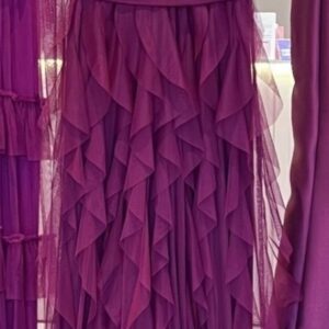 ALQUILER VESTIDO BORDO TUL CAPITAS TIRAS TALLE G