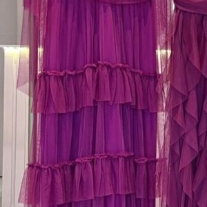 ALQUILER VESTIDO BORDO TUL CAPAS CON MANGAS TALLE G