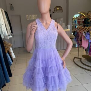 ALQUILER VESTIDO CORTO LAVANDA ENCAJE Y CAPITAS EN FALDA TALLE P