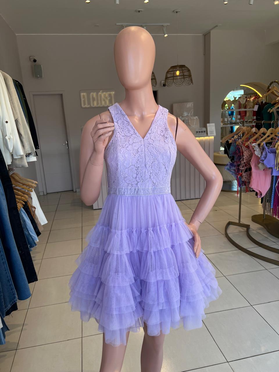 ALQUILER VESTIDO CORTO LAVANDA ENCAJE Y CAPITAS EN FALDA TALLE P