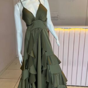 ALQUILER VESTIDO VERDE MUSGO VOLADO EN TAJO TALLE M