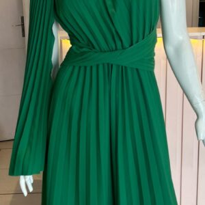 ALQUILER VESTIDO VERDE PLIZADO MIDI UN HOMBRO TALLE G