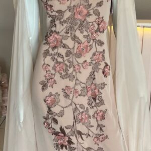 ALQUILER VESTIDO BEIGE 3D MANGAS CAPAS TALLE M