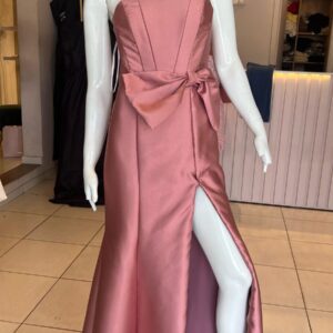 ALQUILER VESTIDO ROSA ESTRAPLES MOÑO EN CINTURA TALLE P