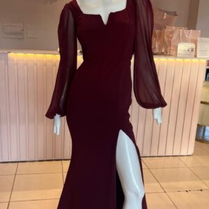ALQUILER VESTIDO BORDO MANGAS LARGAS TAJO TALLE P