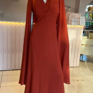 ALQUILER VESTIDO TERRACOTA PLIZADO EN PECHO MANGA CAPAS TALLE XG