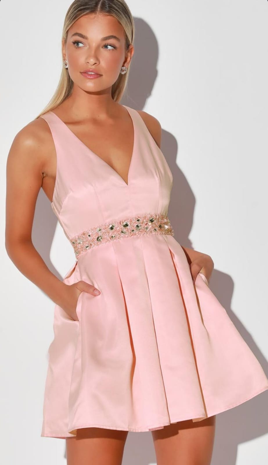 ALQUILER VESTIDO ROSA CINTO LENTEJUELAS CORTO TALLE P