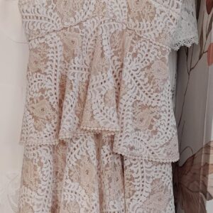 ALQUILER VESTIDO BEIGE ENCAJE CORTO TALLE P