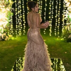ALQUILER VESTIDO ROSA ESPALDA CRUZADA PLUMAS ABAJO TALLE P
