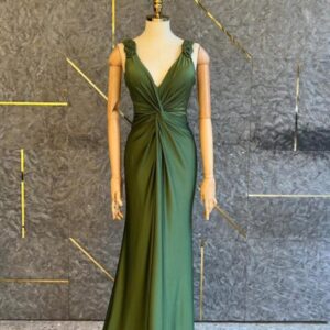 ALQUILER VESTIDO VERDE MUSGO TRENZAS EN HOMBRO TALLE G