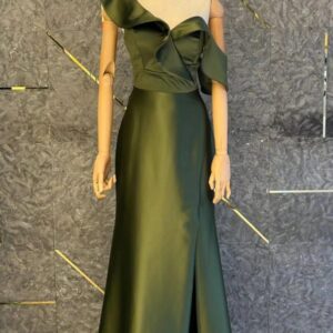 ALQUILER VESTIDO VERDE MUSGO HOMBRO VOLADO TALLE M