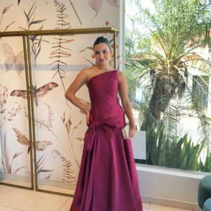 ALQUILER VESTIDO VINO TAFETA CON MOÑO EN CADERA TALLE M