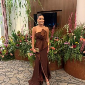 ALQUILER VESTIDO MARRON ESTRAPLES VOLADO EN FRENTE