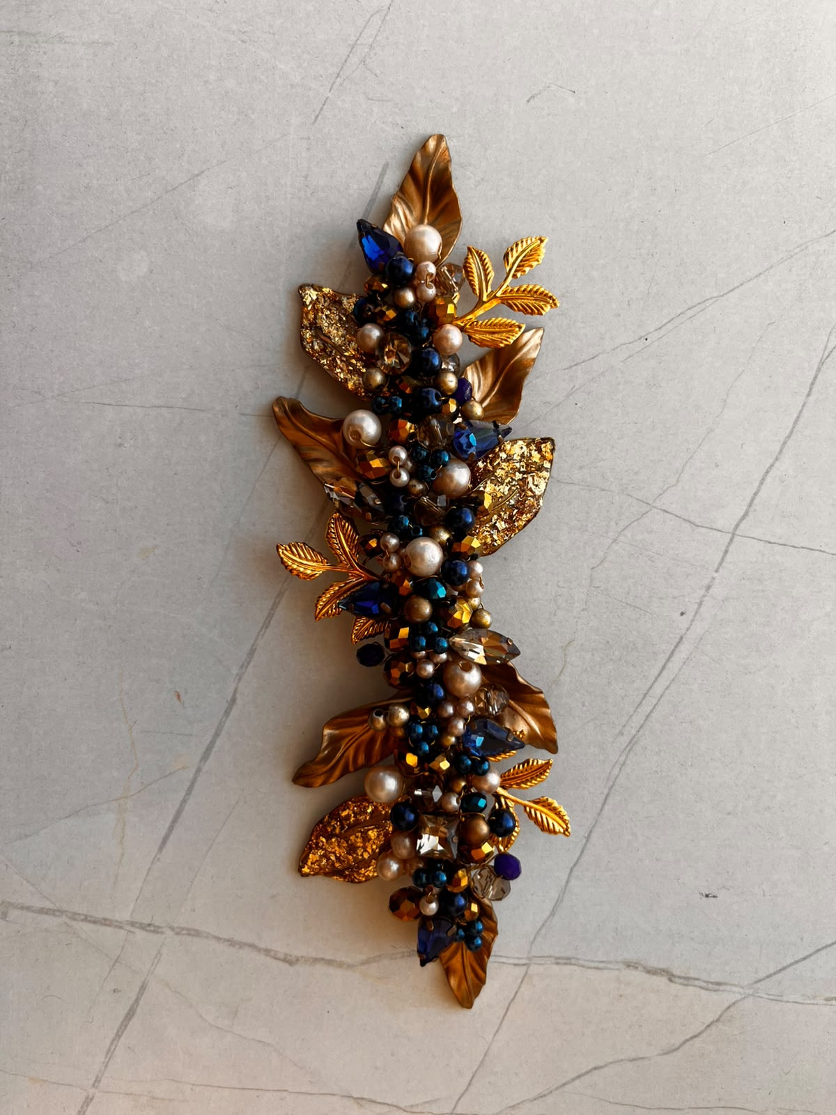 ALQUILER TOCADO AZUL MARINO DORADO Y PERLAS BEIGE