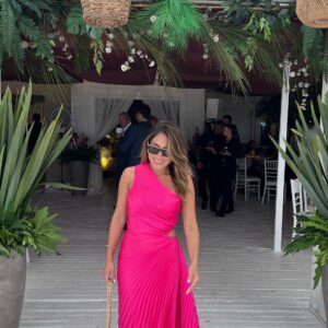 ALQUILER VESTIDO MIDI FUCSIA PLIZADO TALLE P