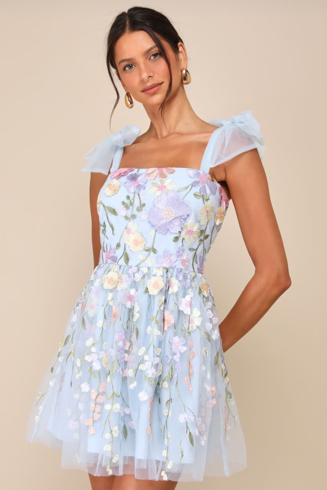 ALQUILER VESTIDO CELESTE TUL FLORES 3D CORTO P