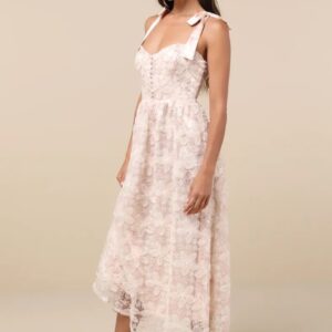 ALQUILER VESTIDO MIDI ROSA ATADO EN HOMBRO FLORES DE TUL TALLE P