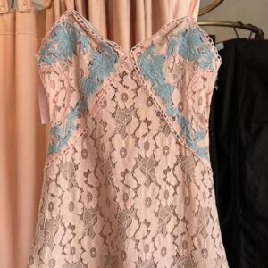 ALQUILER VESTIDO CORTO ROSA DETALLES CELESTE ENCAJE TALLE P