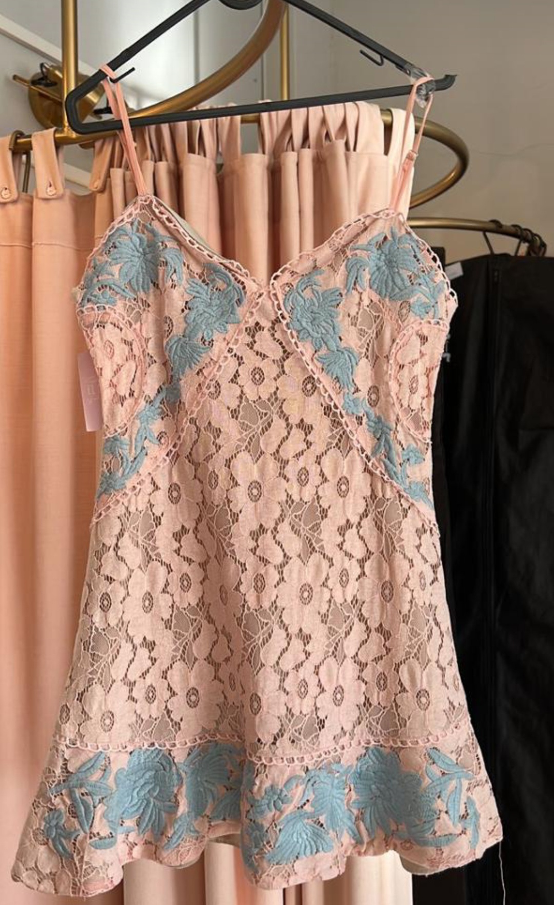 ALQUILER VESTIDO CORTO ROSA DETALLES CELESTE ENCAJE TALLE P
