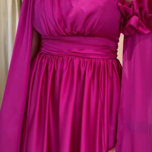 ALQUILER VESTIDO FUCSIA FLOR EN HOMBRO MANGAS TALLE M