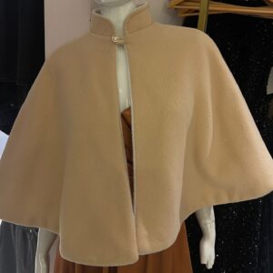 ALQUILER ESTOLA BEIGE POLAR DETALLE DORADO