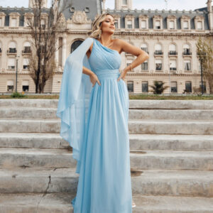 ALQUILER VESTIDO CELESTE UN HOMBRO CON FLOR Y CAPA TALLE M