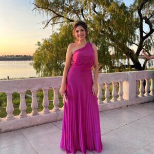 ALQUILER VESTIDO FUCSIA PLISADO UN HOMBRO TALLE M