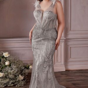 ALQUILER VESTIDO PLATEADO BRILLO PLUMAS EN HOMBRO