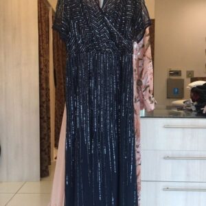 ALQUILER VESTIDO AZUL MARINO LENTEJUELAS MANGAS CORTAS TALLE G